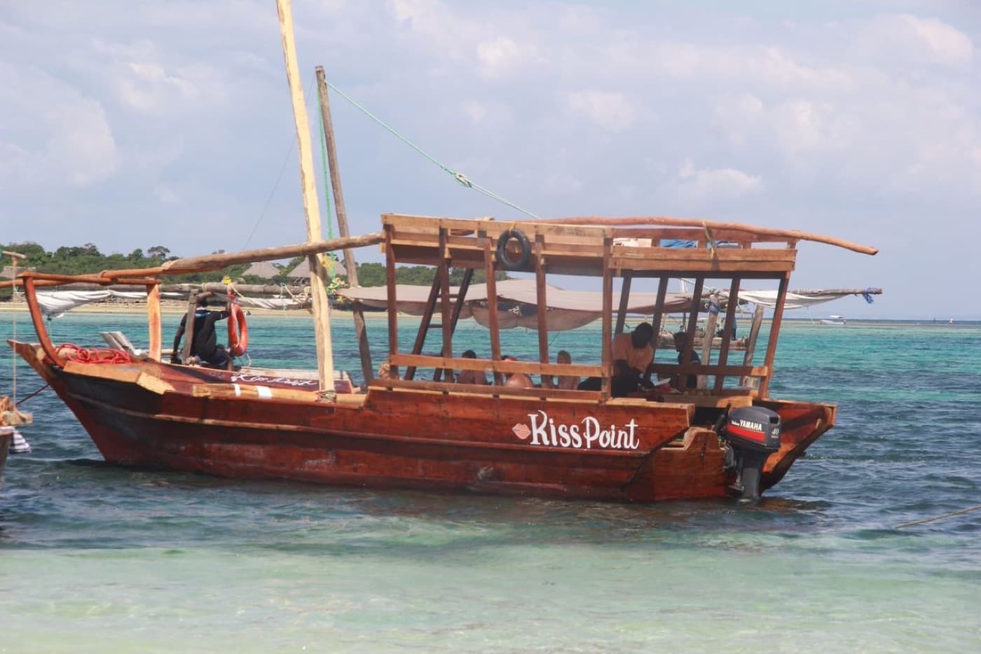 Traditionelles Dhow-Boot bei der Blue Safari auf türkisem Wasser vor Sansibar