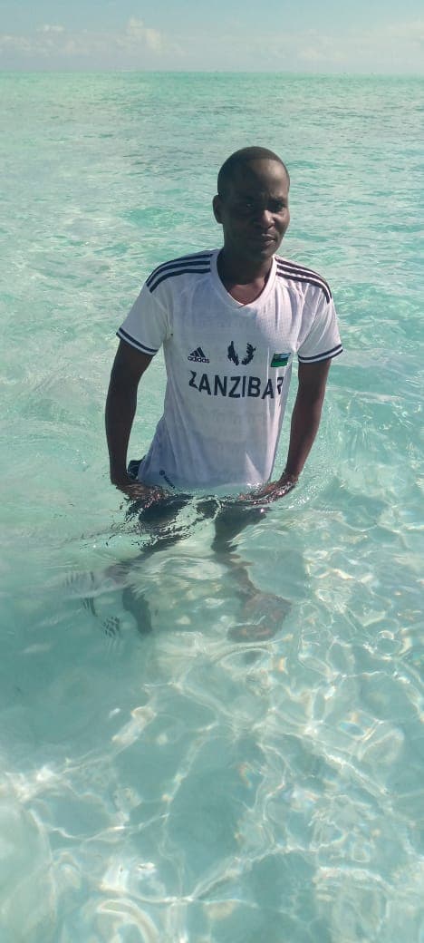 Haji, dein lokaler Guide, im türkisen Wasser von Sansibar