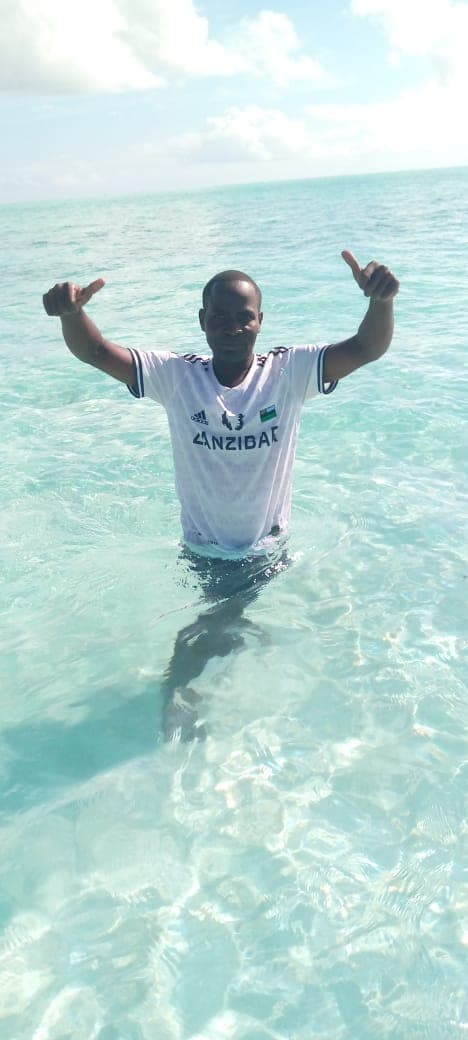 Türkises, flaches Wasser an einem Strand auf Sansibar