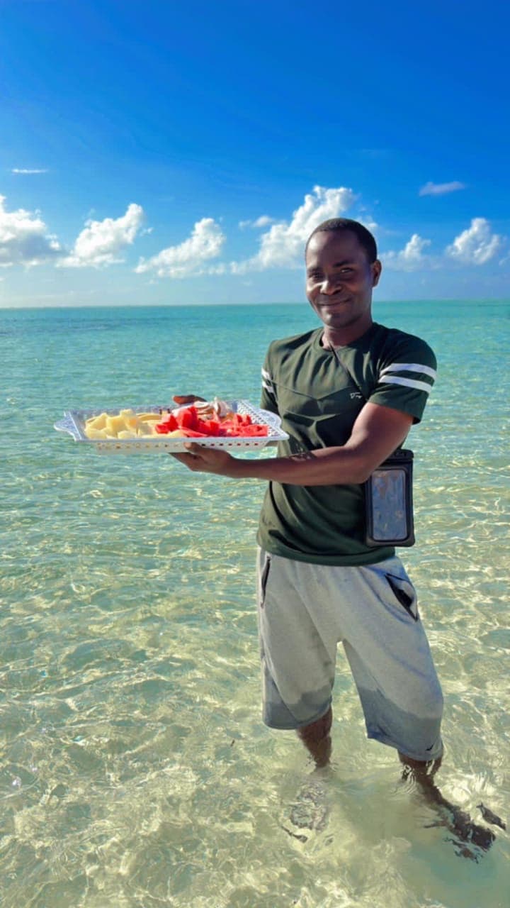 Guide servant des fruits frais dans l'eau turquoise