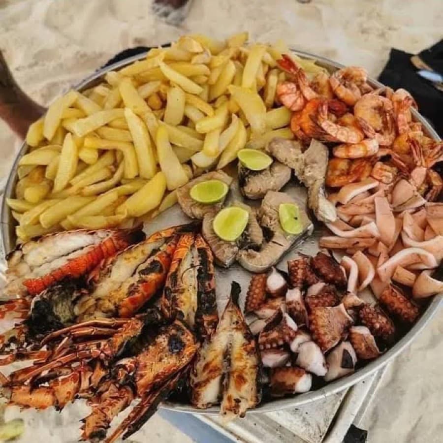 Plateau de fruits de mer grillés sur la plage
