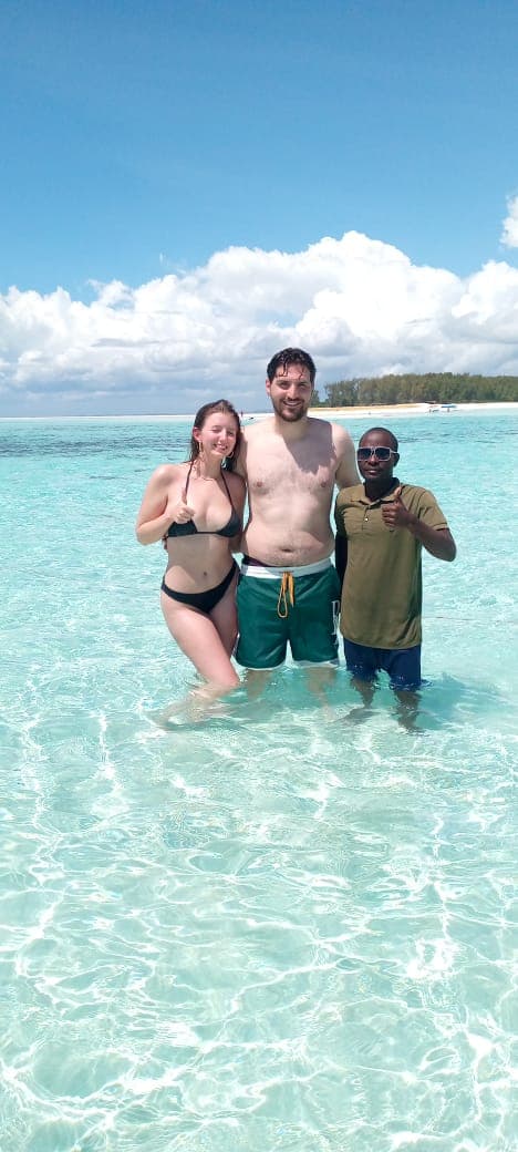 Türkises Wasser und Sandbank auf Sansibar – Kosten einer Sansibar-Reise