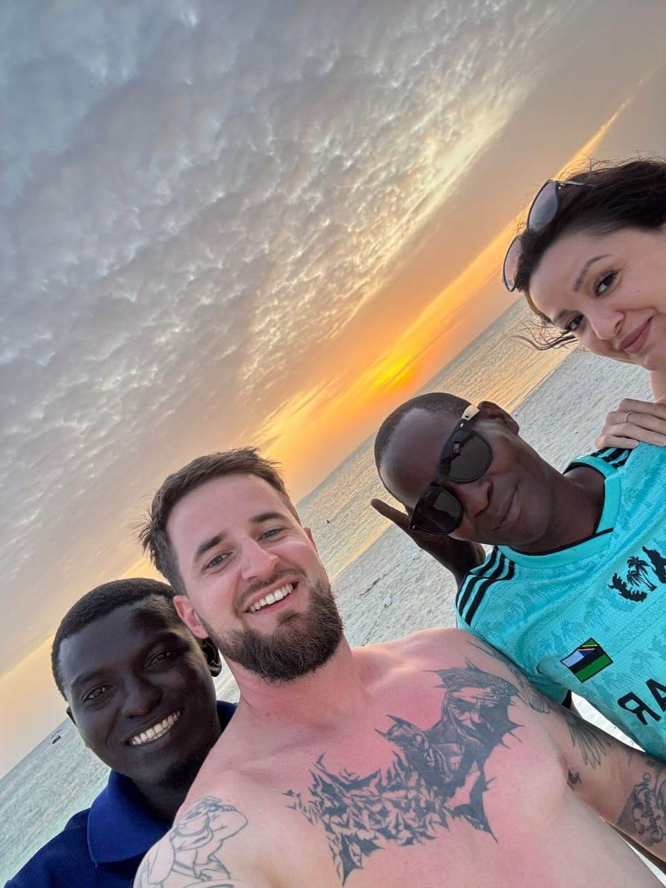 Goldener Sonnenuntergang am Strand von Kendwa in der besten Reisezeit für Sansibar